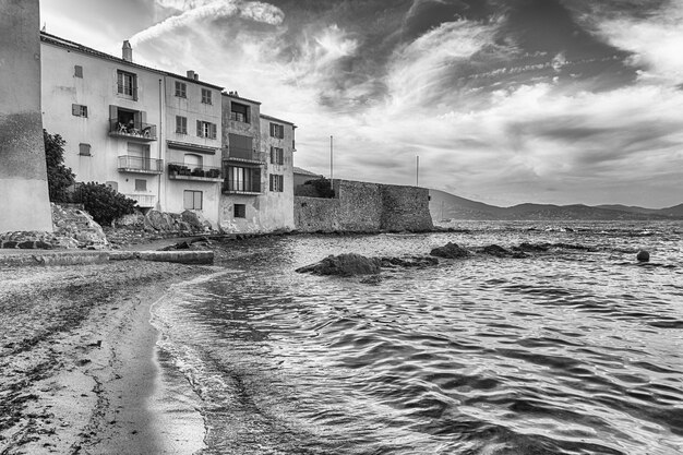 La pintoresca playa de La Ponche en el centro de Saint-Tropez, Cote d'Azur, Francia. La ciudad es un centro turístico de fama mundial para la jet set y los turistas europeos y estadounidenses.