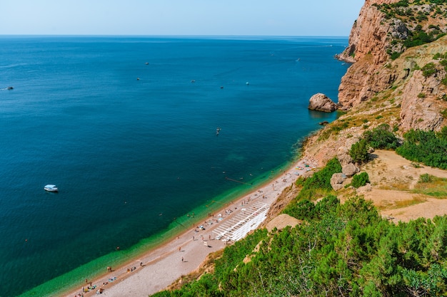 Pintoresca playa de Vasili en Balaklava Crimea vista superior hermosas montañas y mar azul