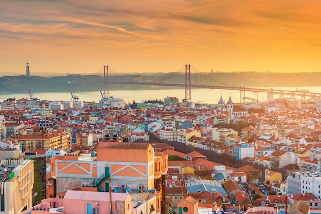 Pintoresca puesta de sol sobre Lisboa, Portugal. Panorama nocturno de la capital portuguesa