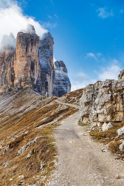 Pintoresca ruta de senderismo en los Alpes Dolomitas con vistas a las famosas montañas Tre Cime