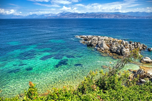 Foto pintoresca vista de las aguas turquesas del mar jónico desde la isla de corfú en grecia