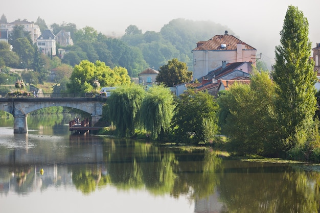 Pintoresca vista de la ciudad de Perigueux en Francia