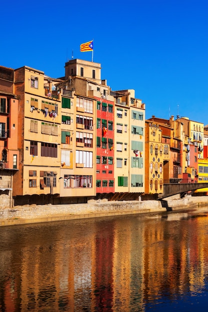 Pintoresca vista de Girona en el día. Cataluña