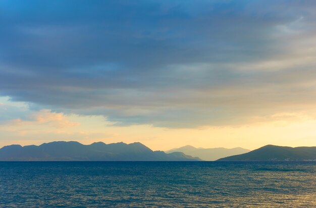 Pintoresca vista con el mar, las nubes y las islas en el horizonte al atardecer - Sunset seascape - paisaje