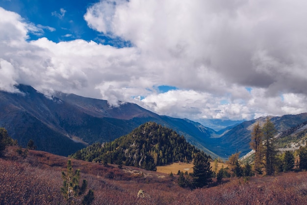 Pintoresca vista maravillosa en las montañas Increíble paisaje escénico del valle de la cordillera entre nubes y colinas coloridas Temporada de otoño en las montañas fotografía de archivo