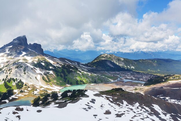 Pintoresca vista a la montaña en las Montañas Rocosas canadienses en temporada de verano