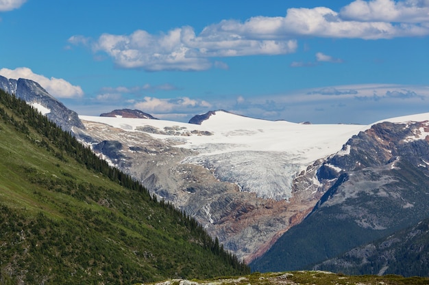 Pintoresca vista a la montaña en las Montañas Rocosas canadienses en temporada de verano