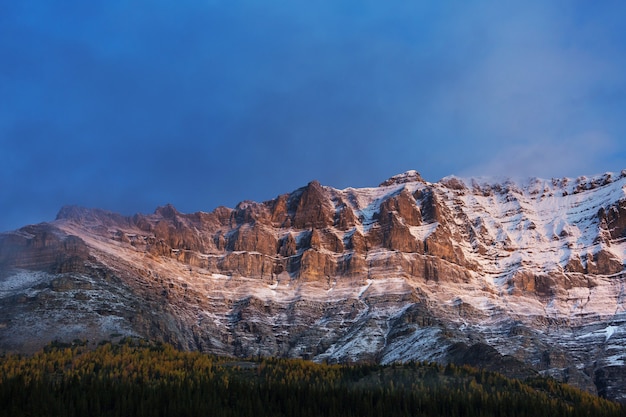 Pintoresca vista a la montaña en las Montañas Rocosas canadienses