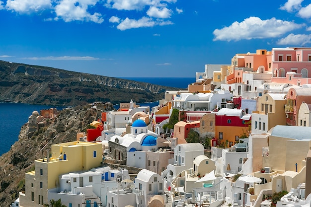 Pintoresca vista de Oia, Santorini, Grecia