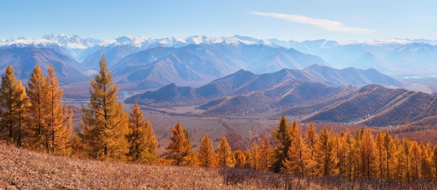 Pintoresca vista panorâmica de outono de um vale montanhoso