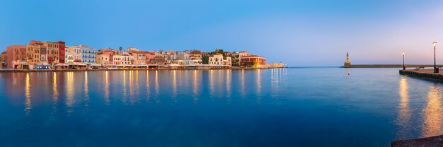 Pintoresca vista panorámica del puerto viejo con el faro de Chania al amanecer, Creta, Grecia