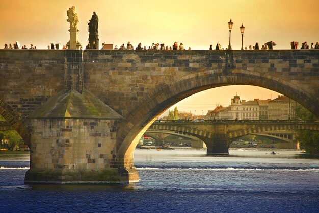 Foto una pintoresca vista del puente carlos en praga