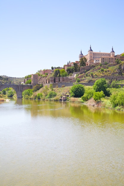 Pintoresca vista de Toledo y el río Tajo, España