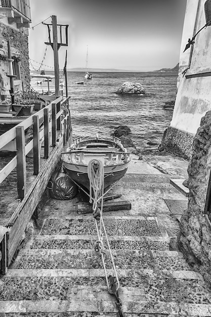 Pintorescas calles y callejones en el pueblo costero de Chianalea, fracción de Scilla, Calabria, Italia