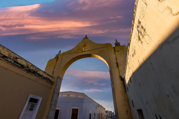 Pintorescas casas coloridas y arquitectura colonial en las calles de Mérida en México Yucatán