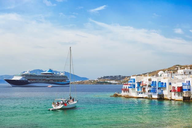 Pintorescas casas de Little Venice en la ciudad de Chora Mykonos con yates y cruceros. Isla de Mykonos, Greecer