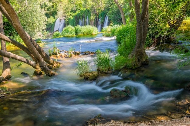 Las pintorescas cataratas de Kravice en el Parque Nacional de Bosnia y Herzegovina