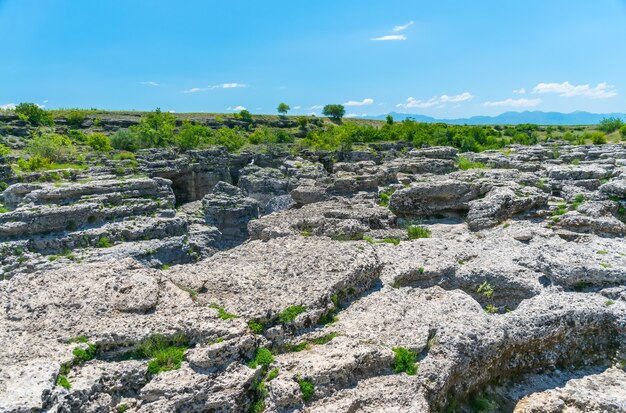 Pintorescas Cataratas del Niágara en el río Cievna Montenegro cerca de Podgorica