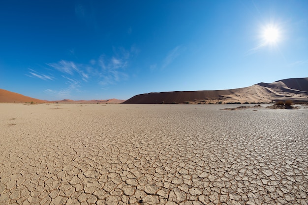 Pintorescas dunas de arena y arcilla agrietada