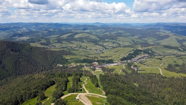 Pintorescas laderas del norte del monte Gimba en los Cárpatos ucranianos