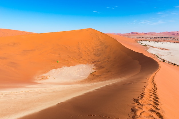 Las pintorescas majestuosas dunas de arena de Sossusvlei