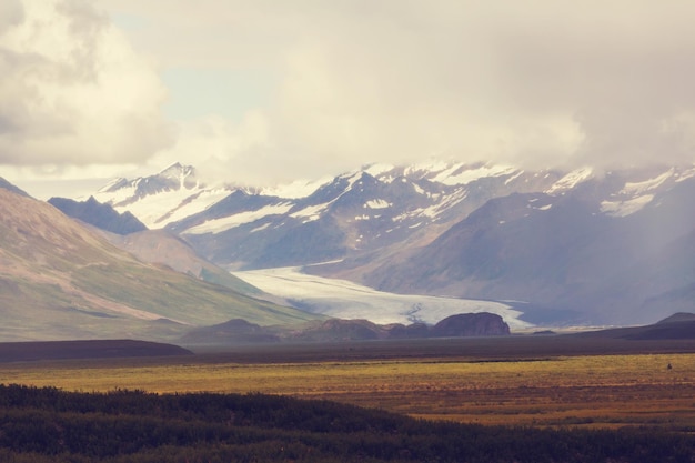 Pintorescas montañas de Alaska en verano. Macizos nevados, glaciares y picos rocosos.