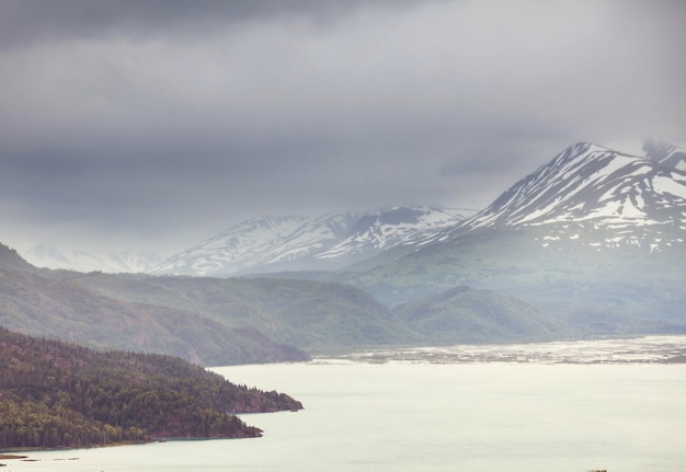 Pintorescas montañas de Alaska en verano. Macizos nevados, glaciares y picos rocosos.