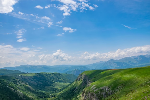 Pintorescas montañas altas en el norte de Montenegro en el Parque Nacional Durmitor