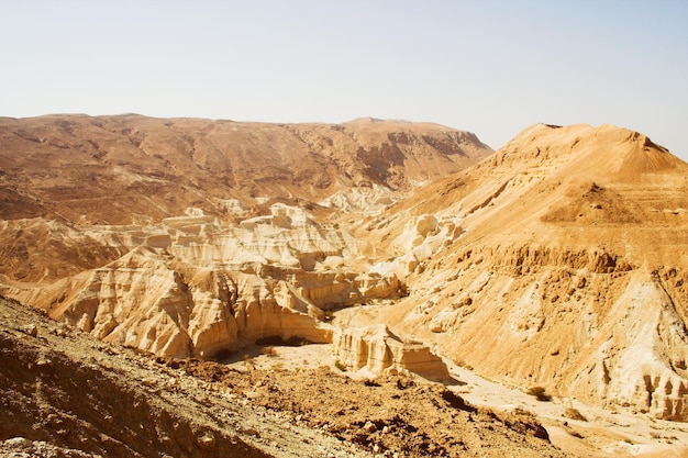 Pintorescas montañas antiguas sobre el Mar Muerto en Israel foto de viaje