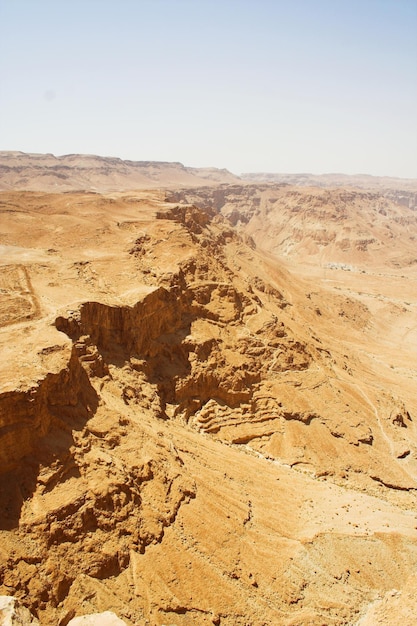 Pintorescas montañas antiguas sobre el Mar Muerto