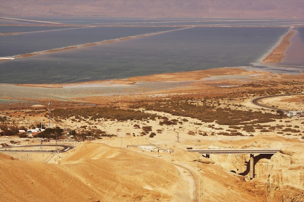 Pintorescas montañas antiguas sobre el Mar Muerto