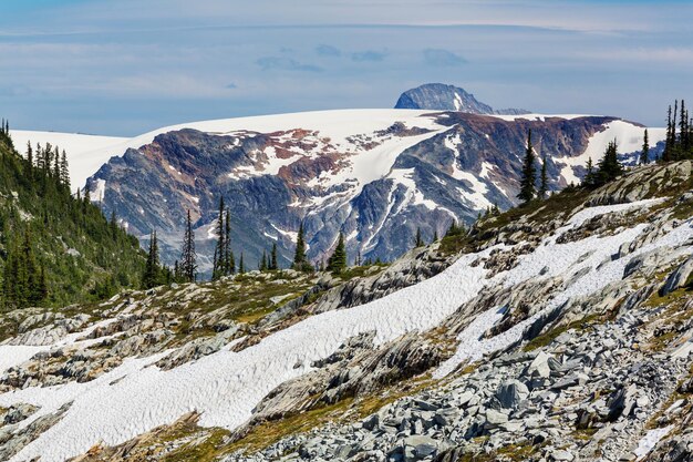 Pintorescas montañas canadienses en verano