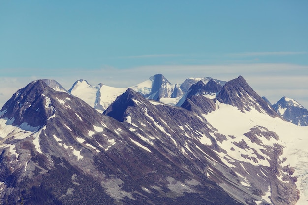 Pintorescas montañas canadienses en verano