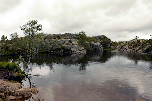 Pintorescas montañas de granito y el paisaje del lago de la campiña de Noruega