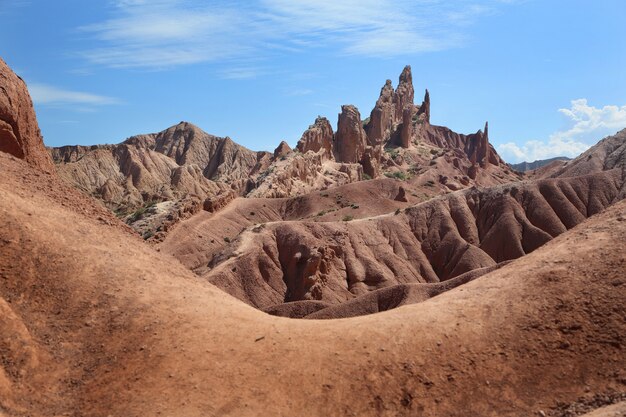 Pintorescas montañas marrones