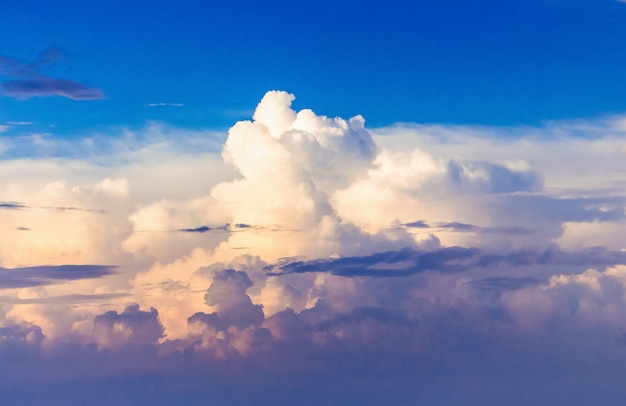 Pintorescas nubes rizadas durante la puesta de sol