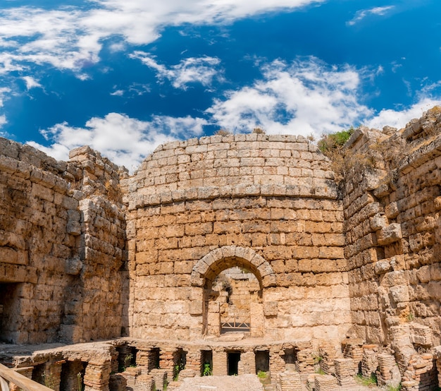 Foto las pintorescas ruinas de la antigua ciudad de perge en turquía museo al aire libre de perge