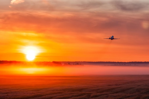 Pintoresco amanecer con niebla en el aeropuerto Despegue de un jet privado