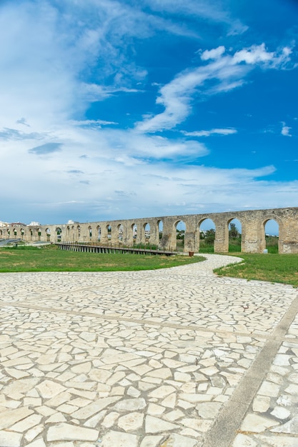 El pintoresco y antiguo acueducto se encuentra cerca de la ciudad de Larnaca.