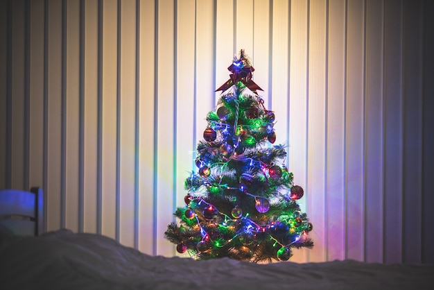 El pintoresco árbol de navidad en el dormitorio.