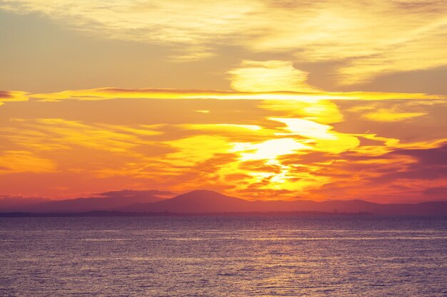 Pintoresco atardecer colorido en la costa del mar. Bueno para papel tapiz o imagen de fondo.