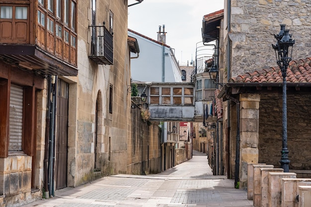 Foto pintoresco callejón con antiguas casas de piedra en el pueblo medieval de salvatierra país vasco españa