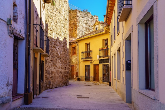 Pintoresco callejón de casas antiguas junto a la muralla de Buitrago Lozoya, Madrid.