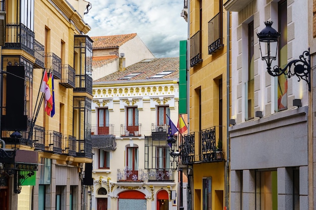 Pintoresco callejón con coloridas casas antiguas en la ciudad medieval de Ávila, España.