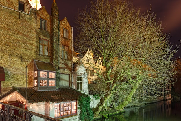 Pintoresco canal nocturno en Brujas, Bélgica