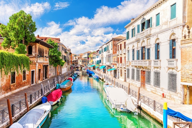 Pintoresco canal y palacios de Venecia Italia