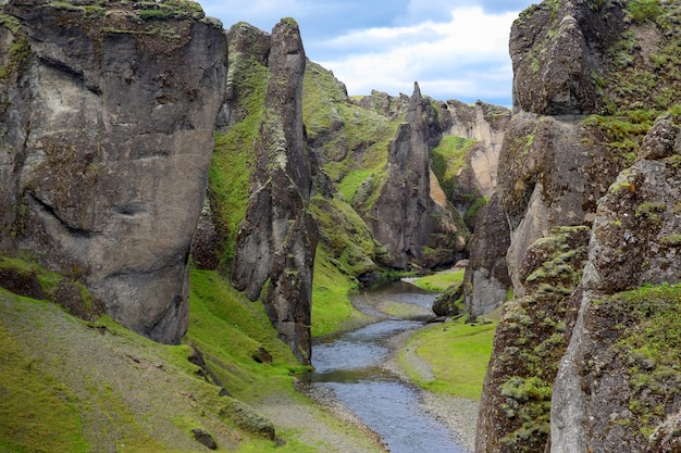 Pintoresco cañón fjadrargljufur en Islandia