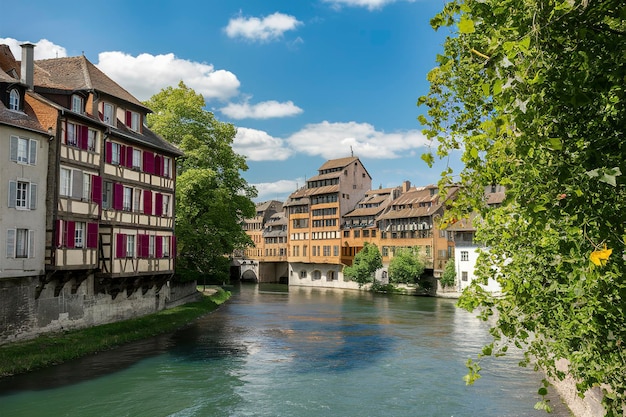 Foto el pintoresco distrito de petite france en estrasburgo, casas en el río