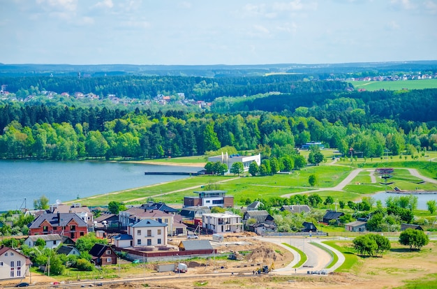 Pintoresco gran embalse de Minsk Drozdy en Bielorrusia