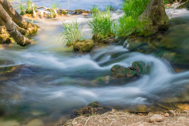 El pintoresco Kravice cae en el Parque Nacional de Bosnia y Herzegovina.